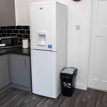 2Ndhomestays- Stoke-On-Trent-A Serene 3 Bed House With A Garden View-Suitable For Contractors-Relocation Families-Group Of Friends-Sleeps 6 - 16 Mins To J15 M6 And 36 Mins To Alton Towers Resort Exterior photo