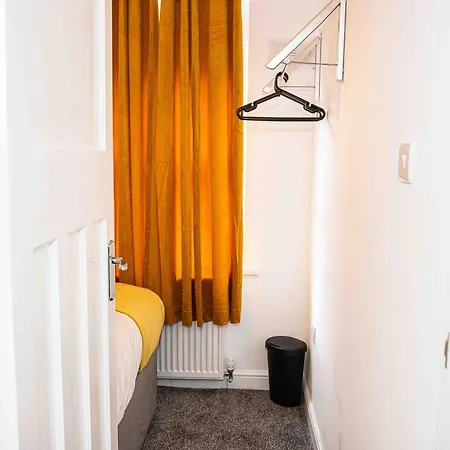 2Ndhomestays- Stoke-On-Trent-A Serene 3 Bed House With A Garden View-Suitable For Contractors-Relocation Families-Group Of Friends-Sleeps 6 - 16 Mins To J15 M6 And 36 Mins To Alton Towers Resort Exterior photo