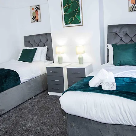 2Ndhomestays- Stoke-On-Trent-A Serene 3 Bed House With A Garden View-Suitable For Contractors-Relocation Families-Group Of Friends-Sleeps 6 - 16 Mins To J15 M6 And 36 Mins To Alton Towers Resort Exterior photo
