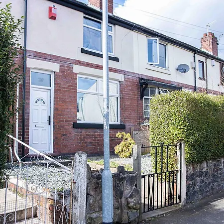2Ndhomestays- Stoke-On-Trent-A Serene 3 Bed House With A Garden View-Suitable For Contractors-Relocation Families-Group Of Friends-Sleeps 6 - 16 Mins To J15 M6 And 36 Mins To Alton Towers Resort Exterior photo