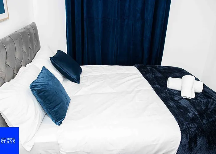 2Ndhomestays- Stoke-On-Trent-A Serene 3 Bed House With A Garden View-Suitable For Contractors-Relocation Families-Group Of Friends-Sleeps 6 - 16 Mins To J15 M6 And 36 Mins To Alton Towers Resort