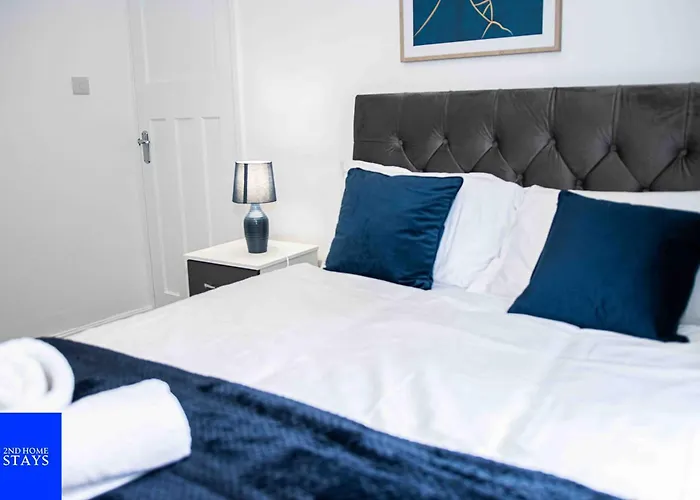 2Ndhomestays- Stoke-On-Trent-A Serene 3 Bed House With A Garden View-Suitable For Contractors-Relocation Families-Group Of Friends-Sleeps 6 - 16 Mins To J15 M6 And 36 Mins To Alton Towers Resort