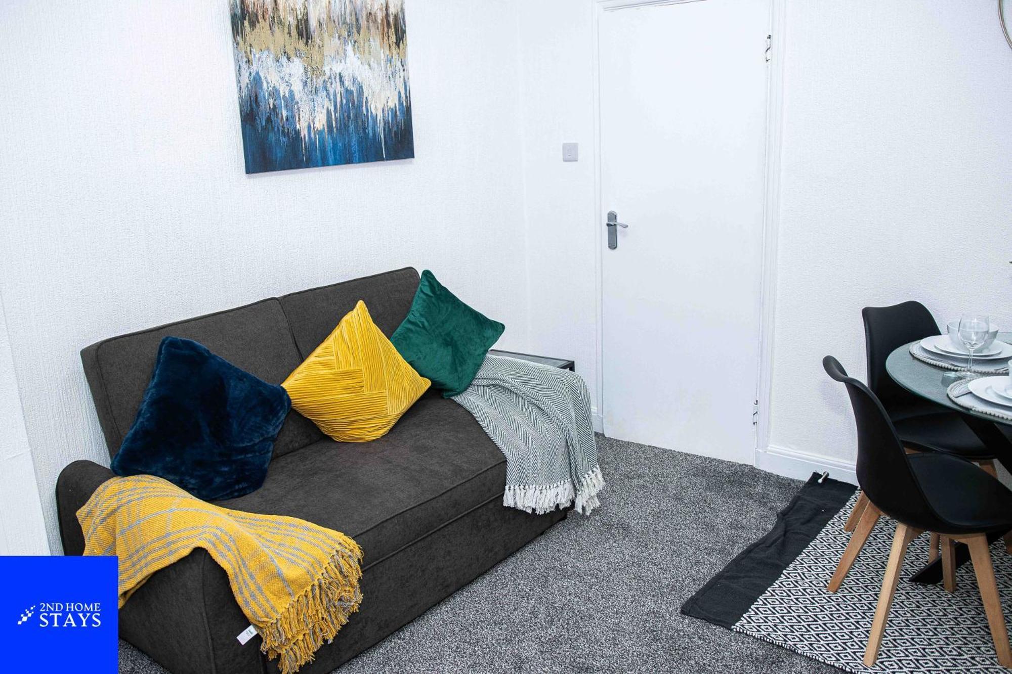2ndhomestays- Stoke-on-trent-a Serene 3 Bed House With A Garden View-suitable For Contractors-relocation Families-group Of Friends-sleeps 6 - 16 Mins To J15 M6 And 36 Mins To Alton Towers