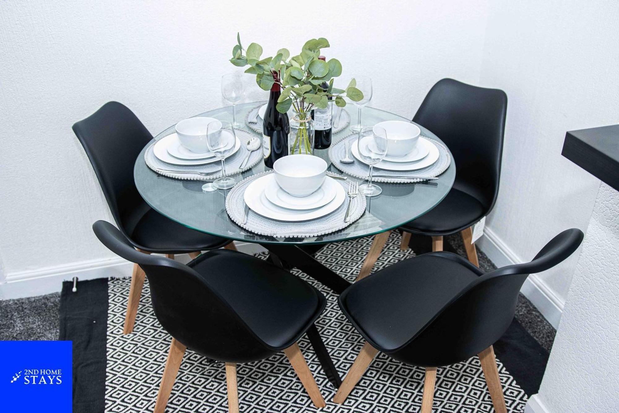 2ndhomestays- Stoke-on-trent-a Serene 3 Bed House With A Garden View-suitable For Contractors-relocation Families-group Of Friends-sleeps 6 - 16 Mins To J15 M6 And 36 Mins To Alton Towers * Stoke-on-Trent