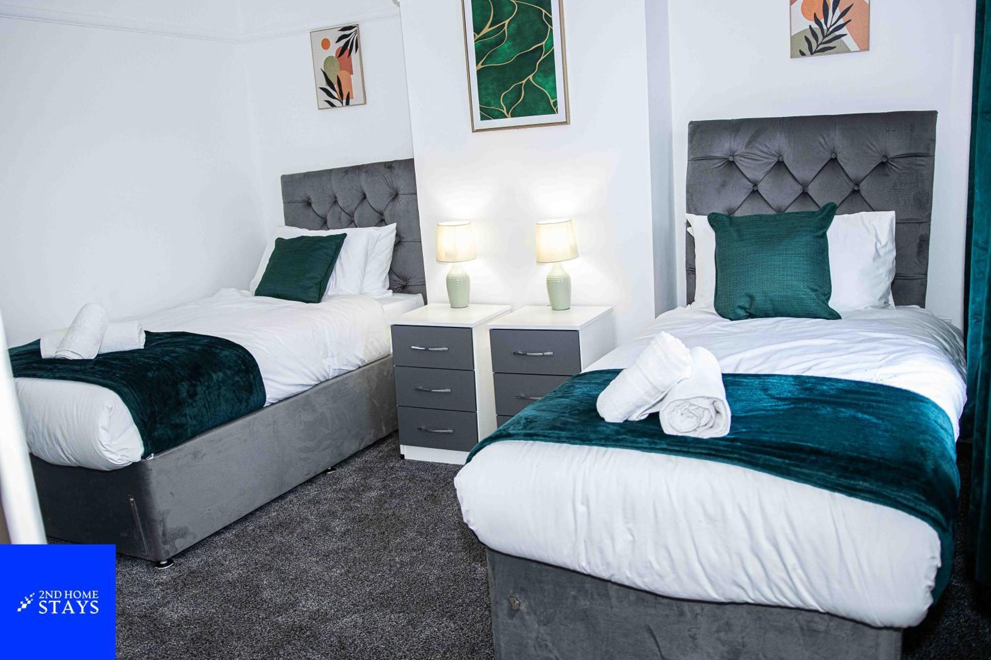 Apartment 2ndhomestays- Stoke-on-trent-a Serene 3 Bed House With A Garden View-suitable For Contractors-relocation Families-group Of Friends-sleeps 6 - 16 Mins To J15 M6 And 36 Mins To Alton Towers *