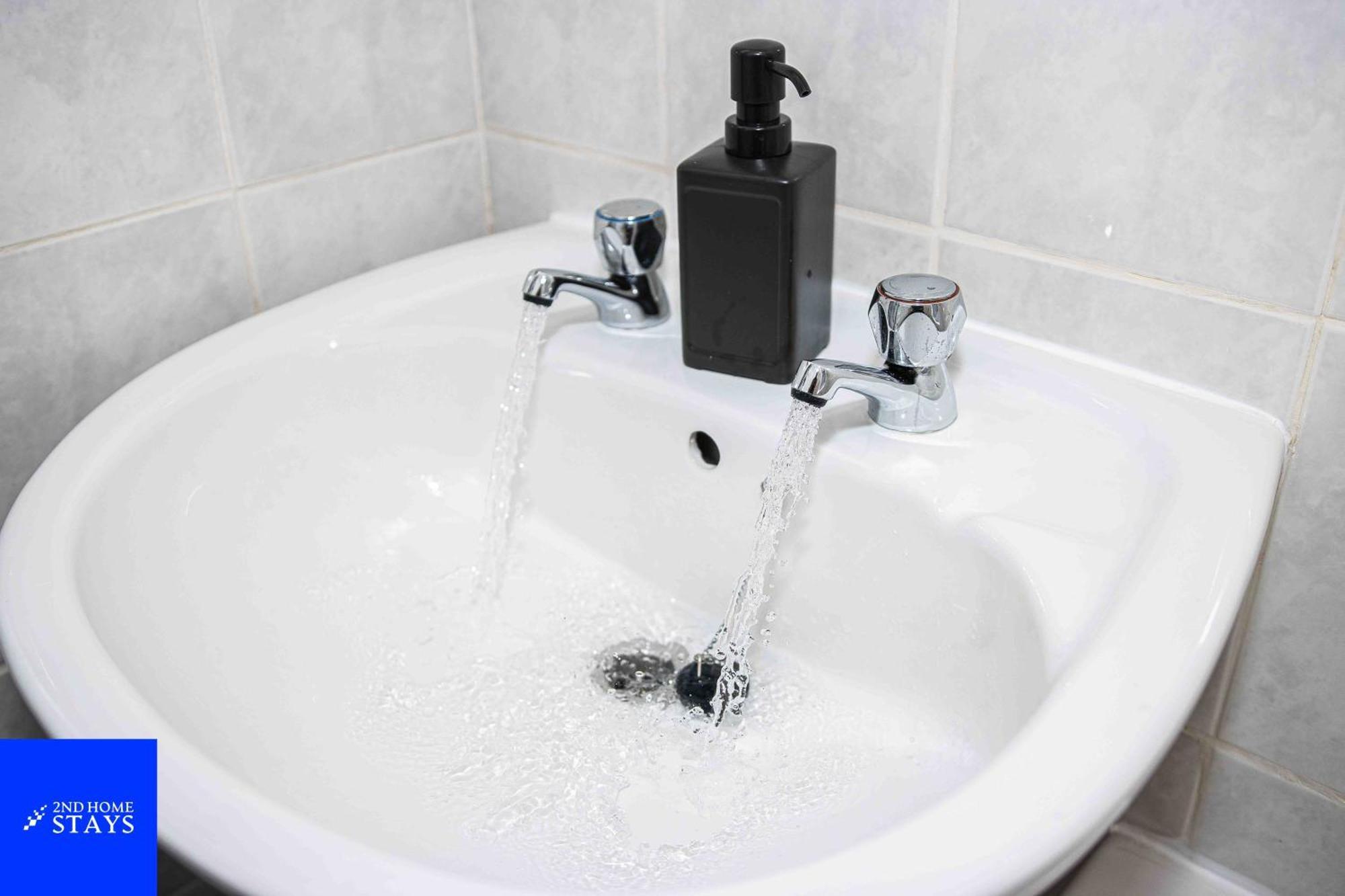 2ndhomestays- Stoke-on-trent-a Serene 3 Bed House With A Garden View-suitable For Contractors-relocation Families-group Of Friends-sleeps 6 - 16 Mins To J15 M6 And 36 Mins To Alton Towers Apartment *
