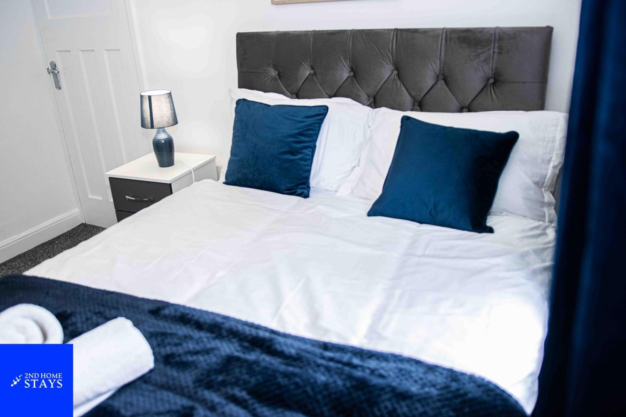 Apartment 2ndhomestays- Stoke-on-trent-a Serene 3 Bed House With A Garden View-suitable For Contractors-relocation Families-group Of Friends-sleeps 6 - 16 Mins To J15 M6 And 36 Mins To Alton Towers Stoke-on-Trent