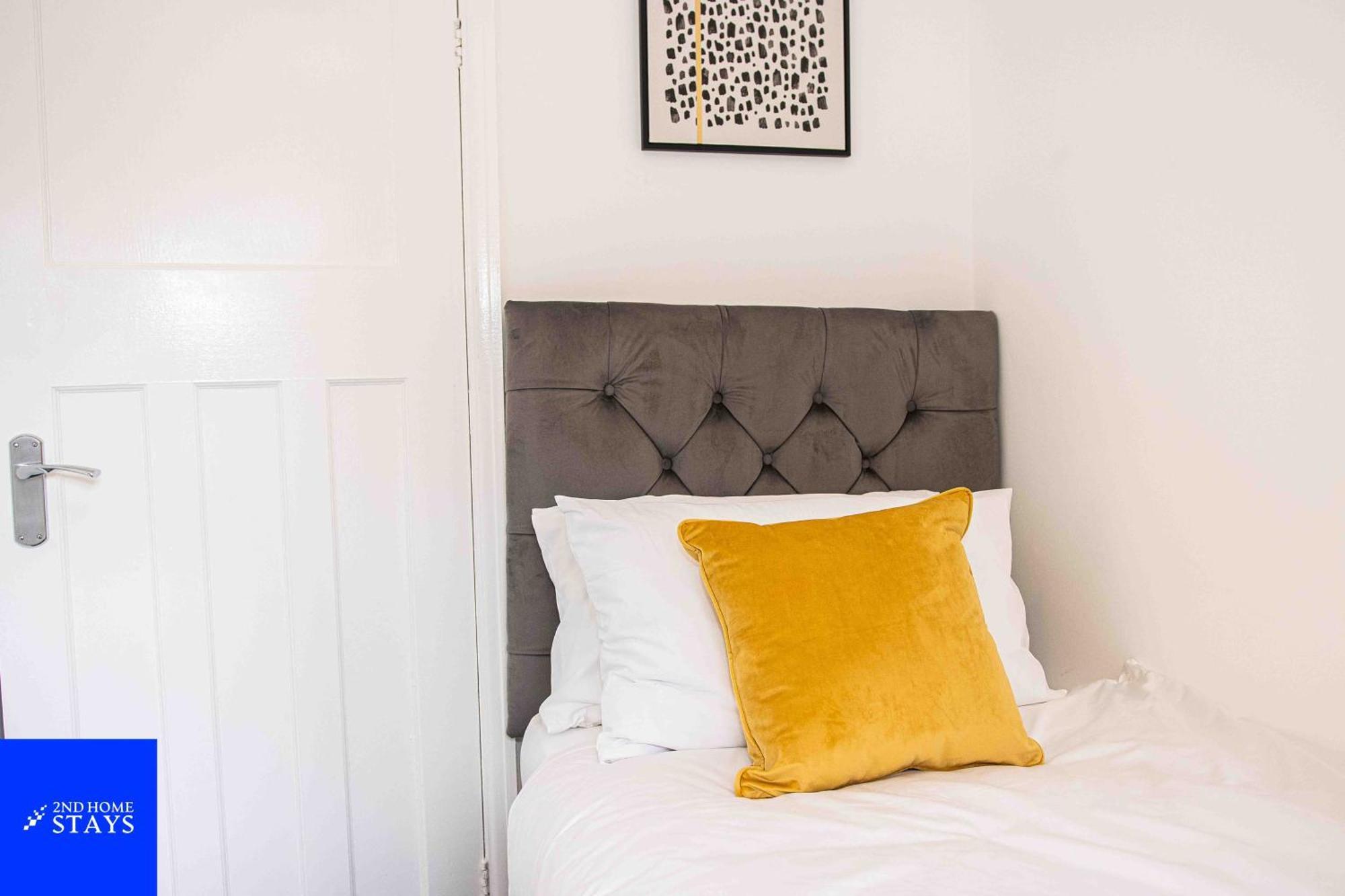 Apartment 2ndhomestays- Stoke-on-trent-a Serene 3 Bed House With A Garden View-suitable For Contractors-relocation Families-group Of Friends-sleeps 6 - 16 Mins To J15 M6 And 36 Mins To Alton Towers