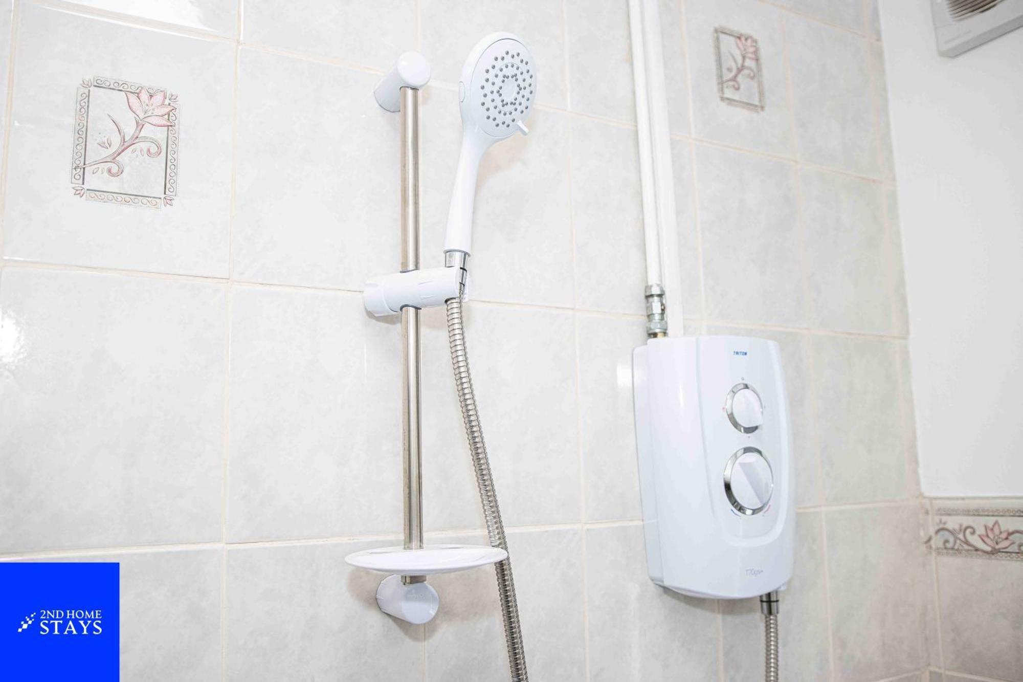 Apartment 2ndhomestays- Stoke-on-trent-a Serene 3 Bed House With A Garden View-suitable For Contractors-relocation Families-group Of Friends-sleeps 6 - 16 Mins To J15 M6 And 36 Mins To Alton Towers