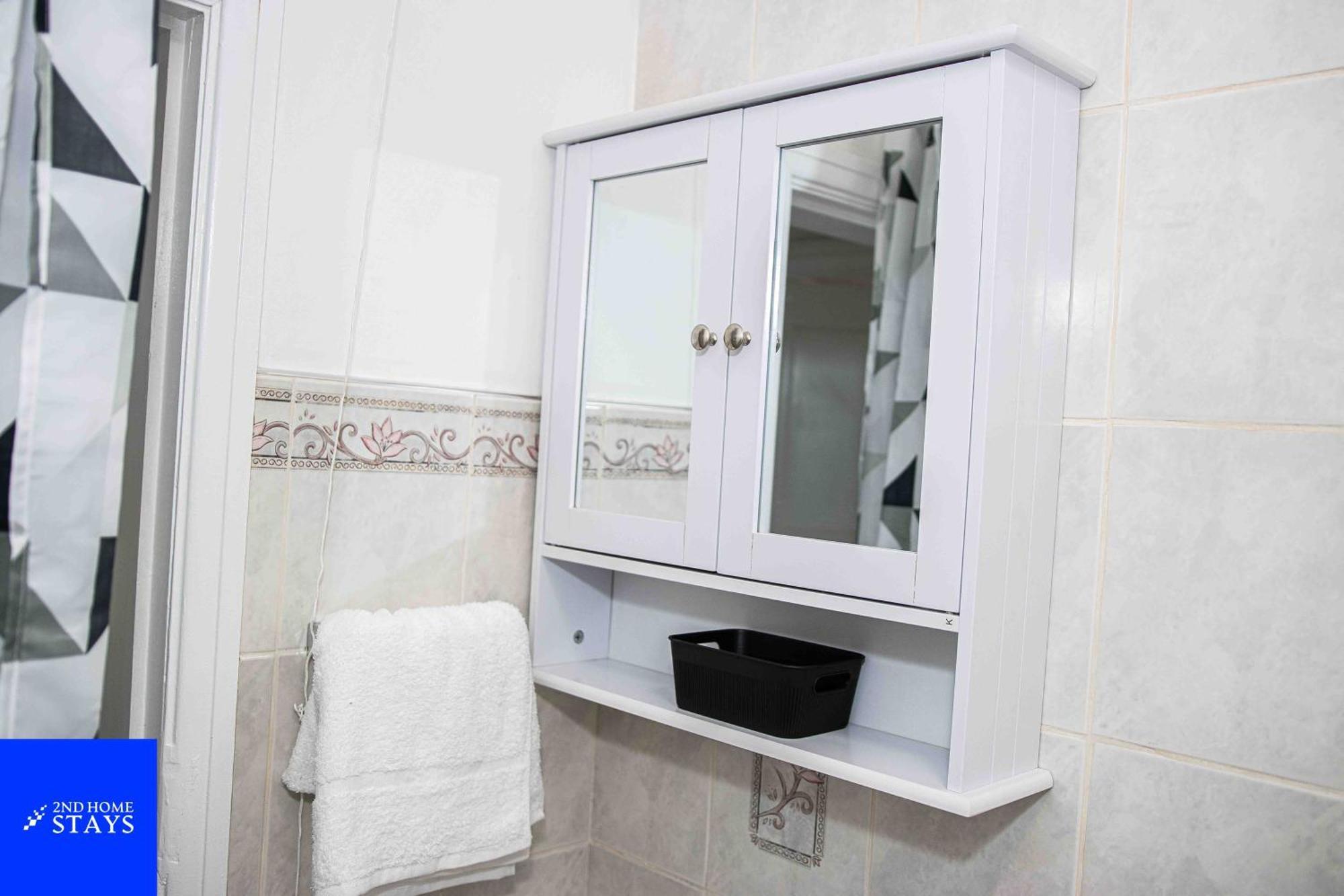 Apartment 2ndhomestays- Stoke-on-trent-a Serene 3 Bed House With A Garden View-suitable For Contractors-relocation Families-group Of Friends-sleeps 6 - 16 Mins To J15 M6 And 36 Mins To Alton Towers