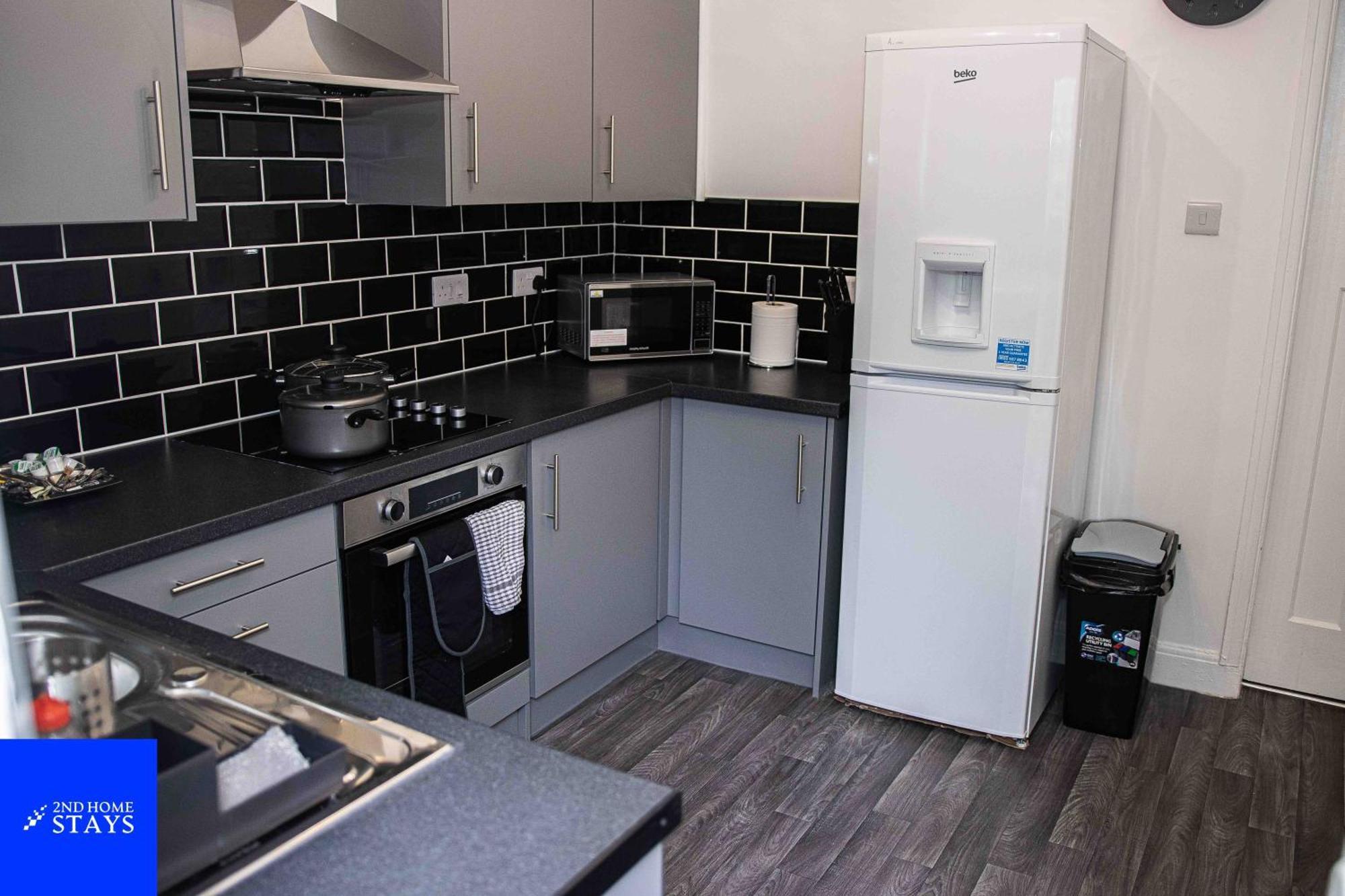 2ndhomestays- Stoke-on-trent-a Serene 3 Bed House With A Garden View-suitable For Contractors-relocation Families-group Of Friends-sleeps 6 - 16 Mins To J15 M6 And 36 Mins To Alton Towers Apartment Stoke-on-Trent