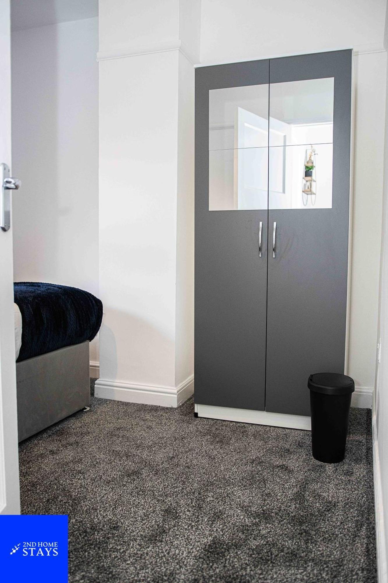 Apartment 2ndhomestays- Stoke-on-trent-a Serene 3 Bed House With A Garden View-suitable For Contractors-relocation Families-group Of Friends-sleeps 6 - 16 Mins To J15 M6 And 36 Mins To Alton Towers Stoke-on-Trent