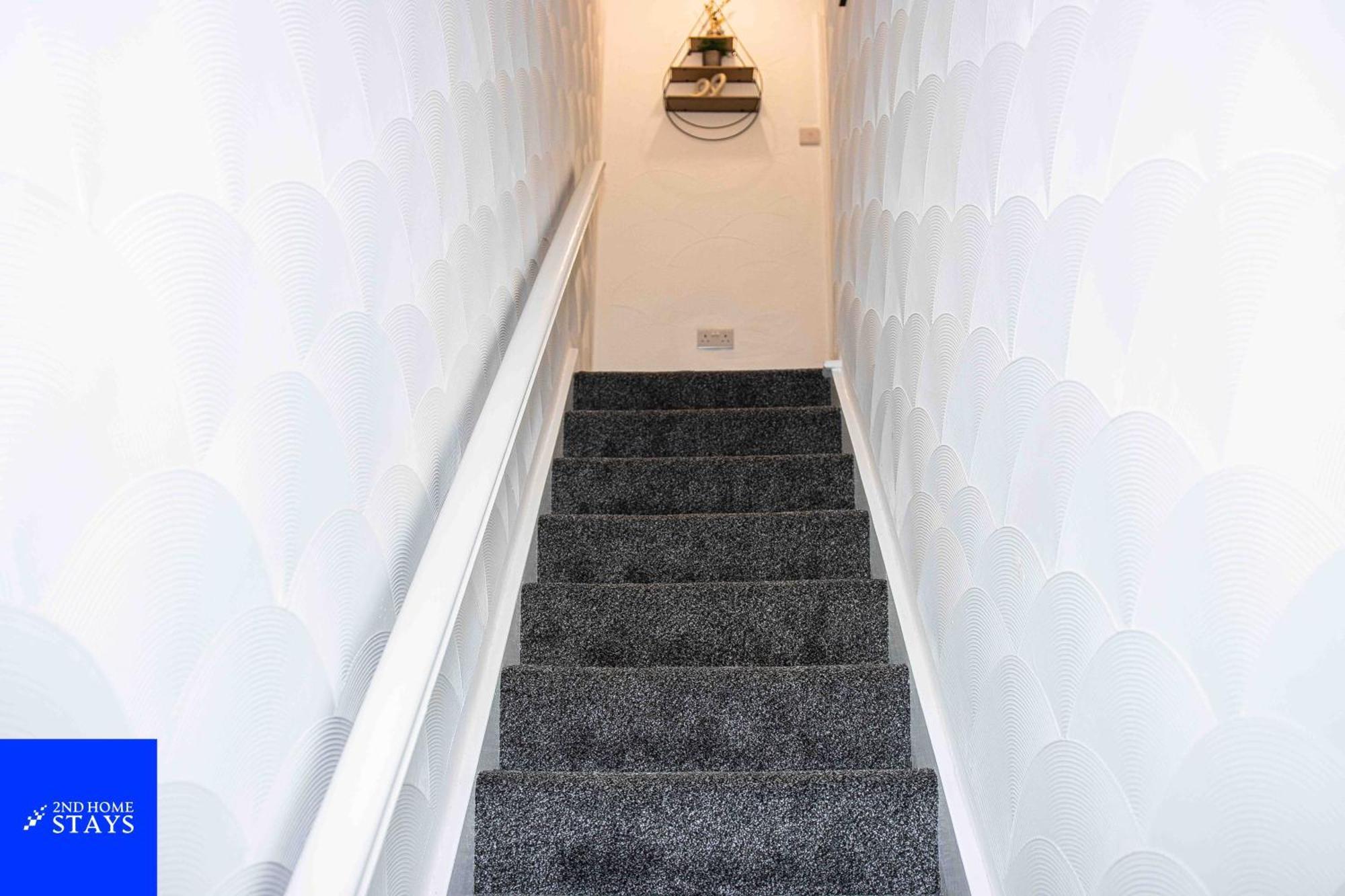 Apartment 2ndhomestays- Stoke-on-trent-a Serene 3 Bed House With A Garden View-suitable For Contractors-relocation Families-group Of Friends-sleeps 6 - 16 Mins To J15 M6 And 36 Mins To Alton Towers Stoke-on-Trent