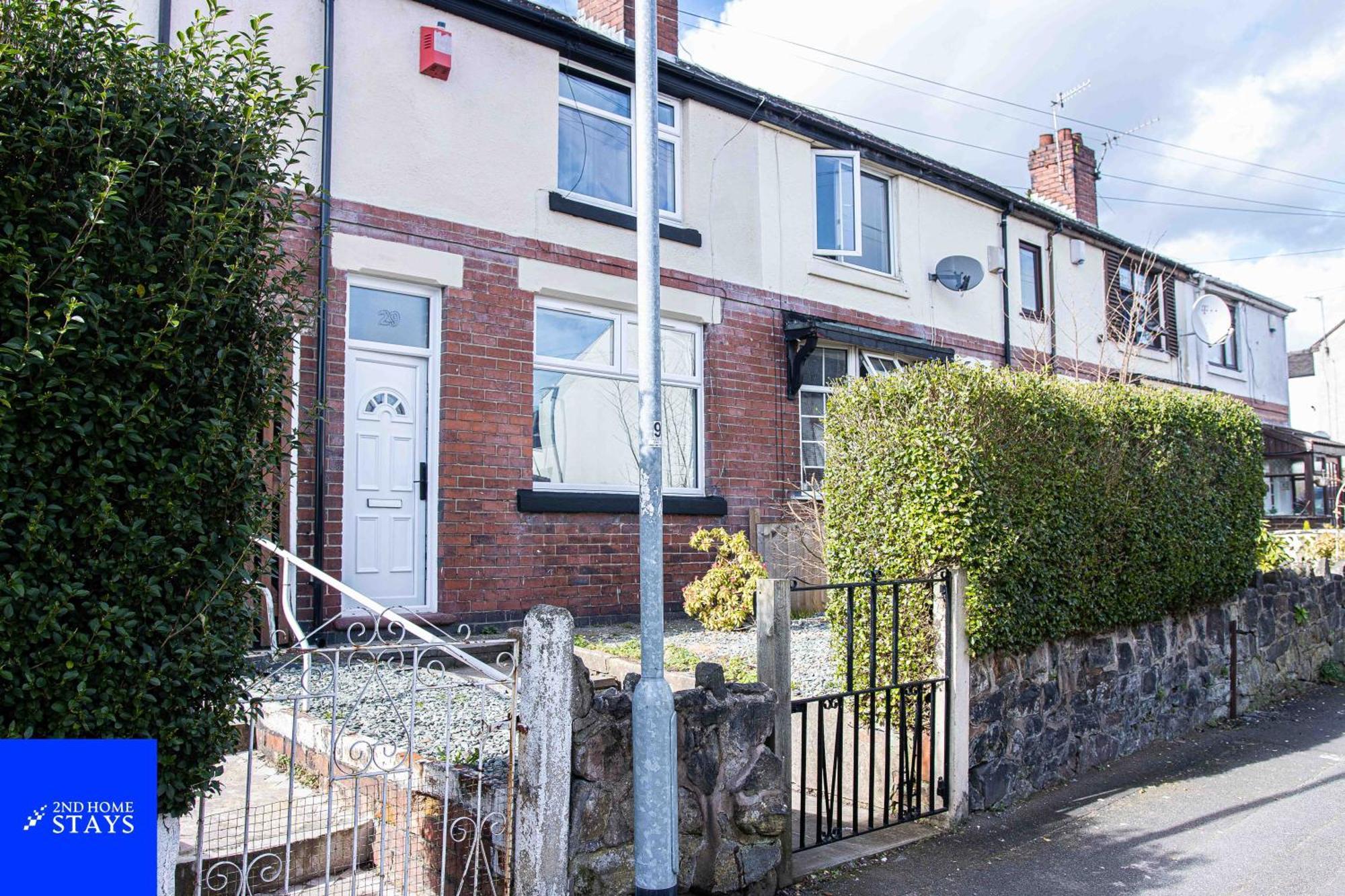Apartment 2ndhomestays- Stoke-on-trent-a Serene 3 Bed House With A Garden View-suitable For Contractors-relocation Families-group Of Friends-sleeps 6 - 16 Mins To J15 M6 And 36 Mins To Alton Towers *