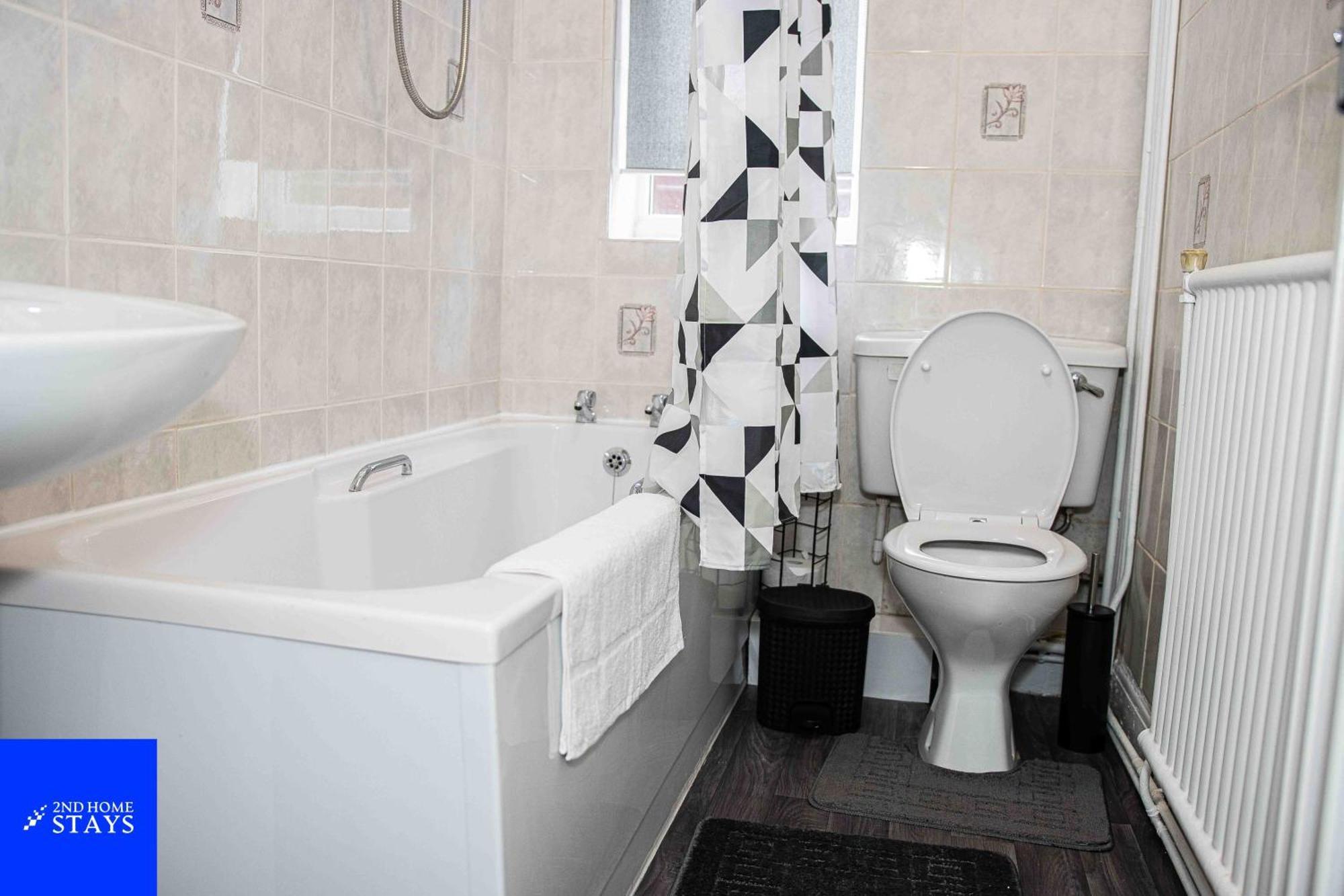 Apartment 2ndhomestays- Stoke-on-trent-a Serene 3 Bed House With A Garden View-suitable For Contractors-relocation Families-group Of Friends-sleeps 6 - 16 Mins To J15 M6 And 36 Mins To Alton Towers *