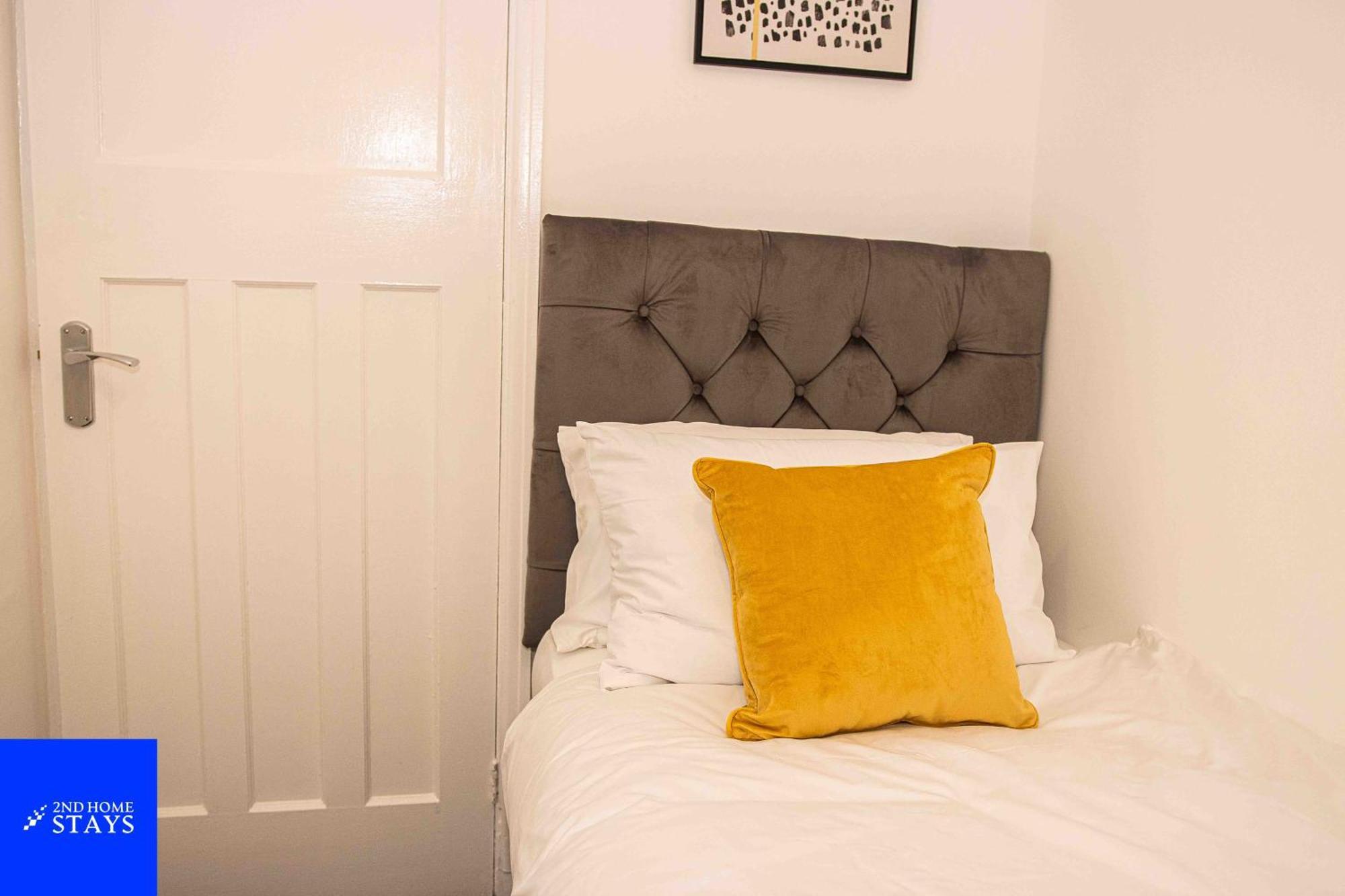 2ndhomestays- Stoke-on-trent-a Serene 3 Bed House With A Garden View-suitable For Contractors-relocation Families-group Of Friends-sleeps 6 - 16 Mins To J15 M6 And 36 Mins To Alton Towers Apartment