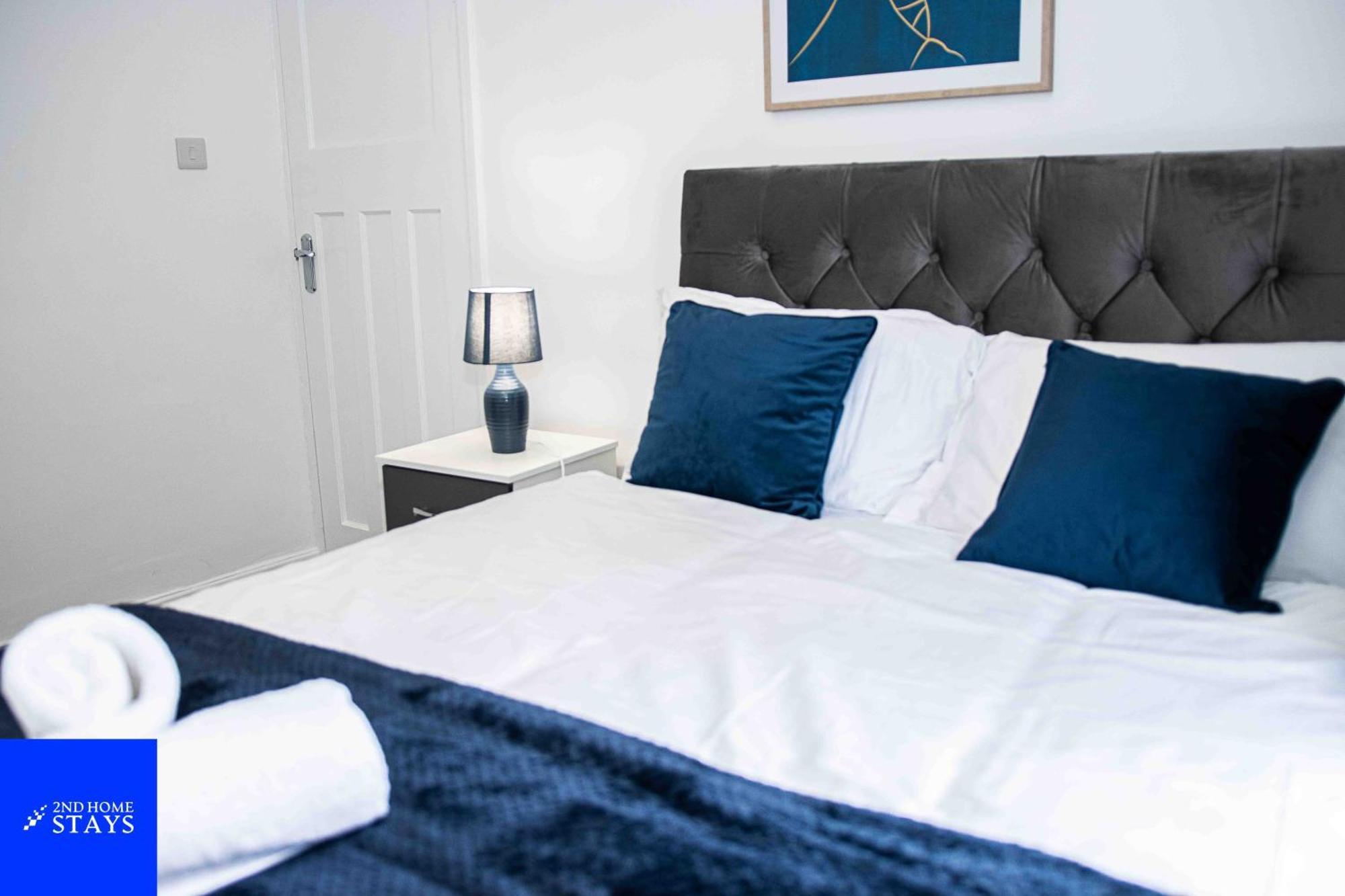 Apartment 2ndhomestays- Stoke-on-trent-a Serene 3 Bed House With A Garden View-suitable For Contractors-relocation Families-group Of Friends-sleeps 6 - 16 Mins To J15 M6 And 36 Mins To Alton Towers Stoke-on-Trent